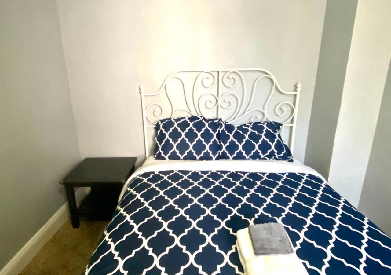Clover 2900 - And With Private Bathroom Near Washington Ave South Philly *