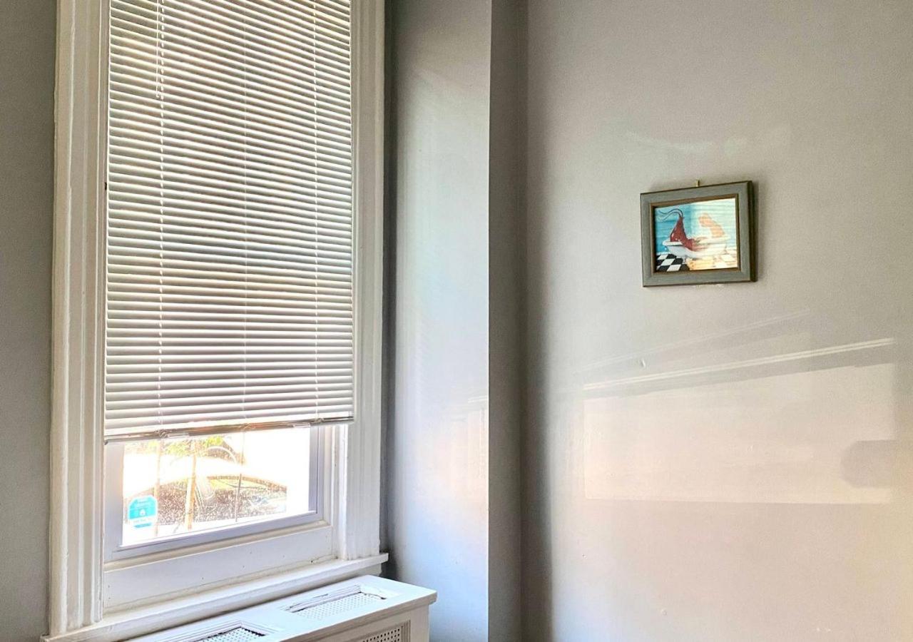 Clover 2900 - And With Private Bathroom Near Washington Ave South Philly