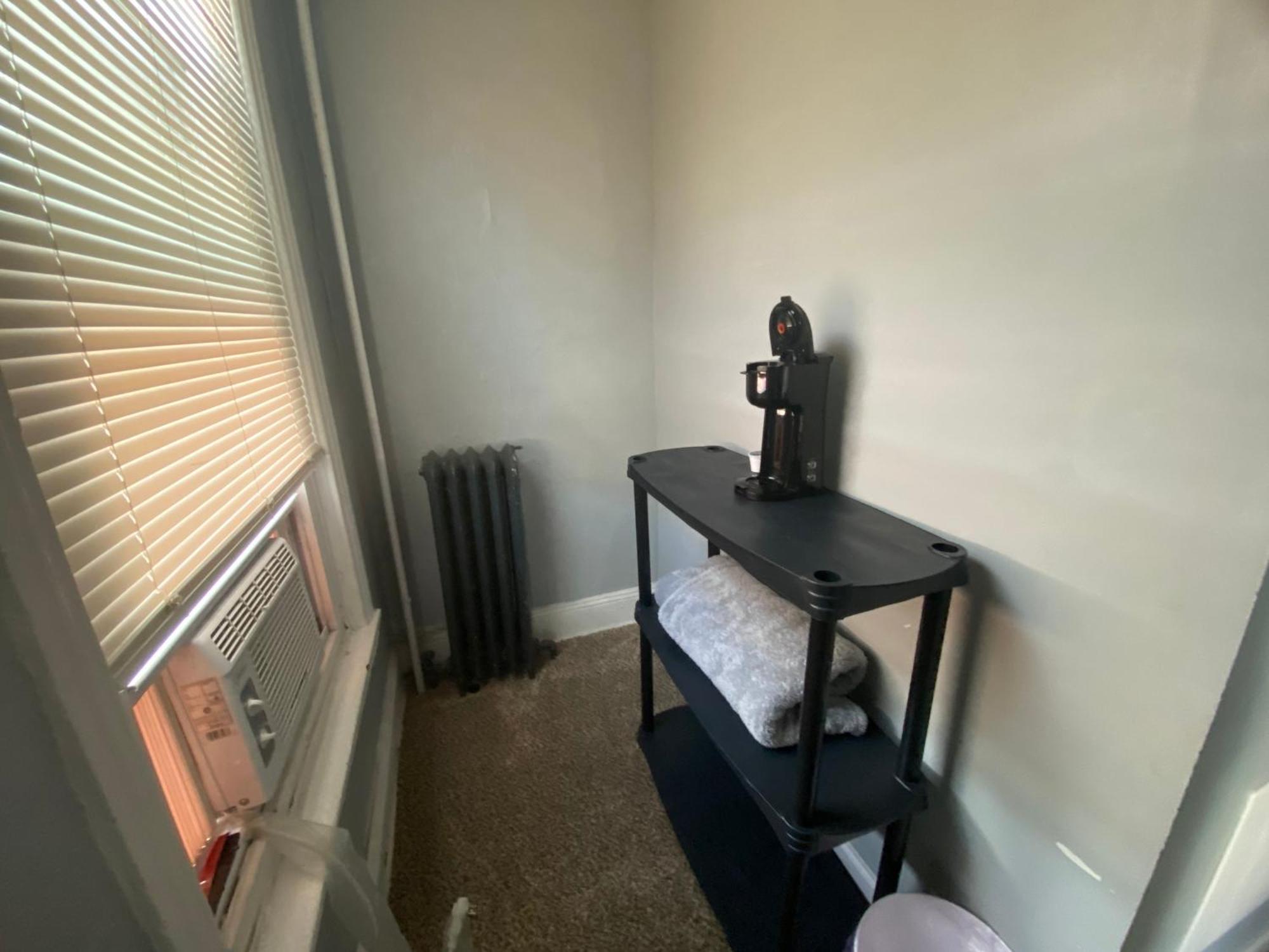 Clover 2900 - And With Private Bathroom Near Washington Ave South Philly *