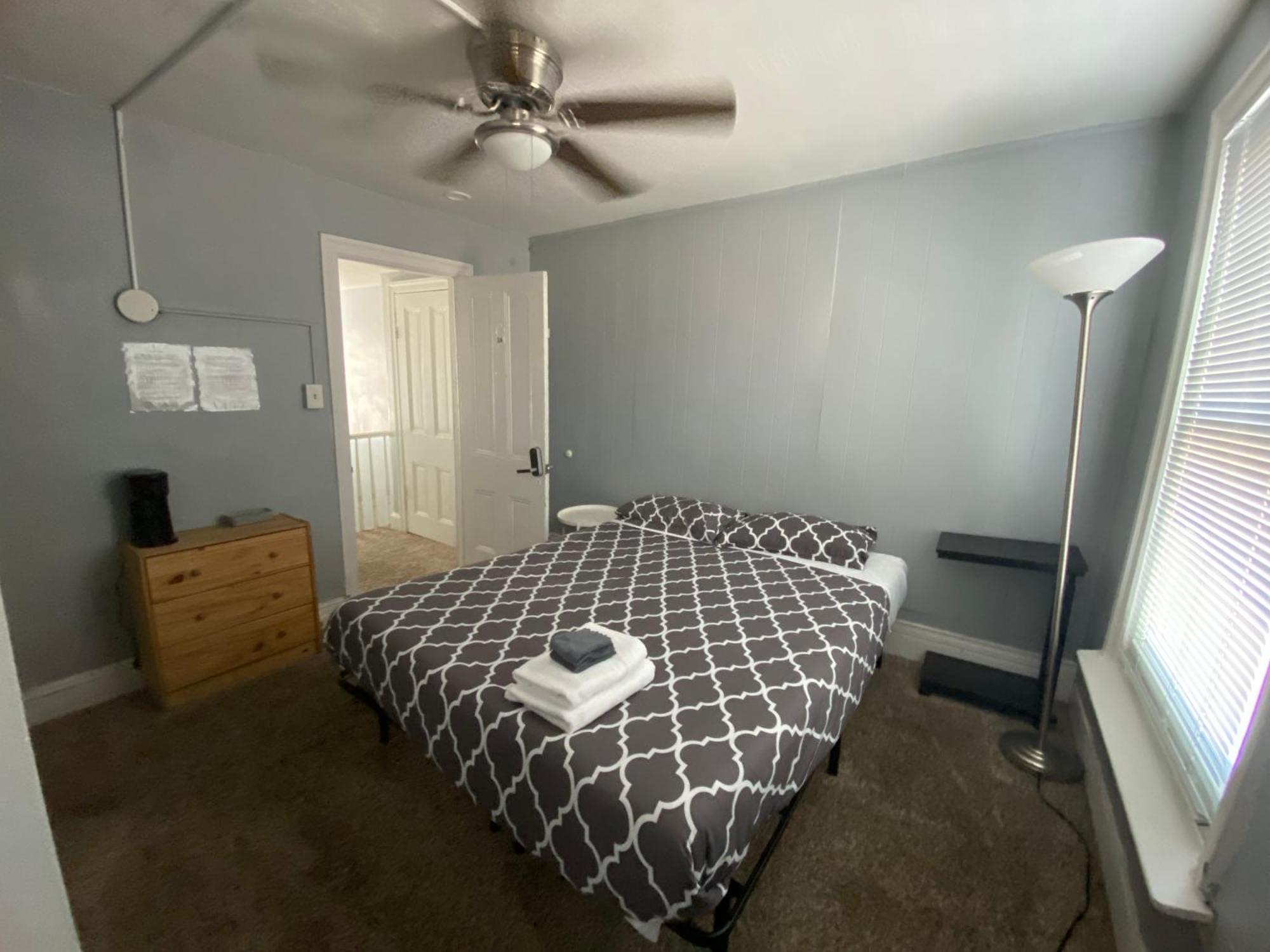 Clover 2900 - And With Private Bathroom Near Washington Ave South Philly