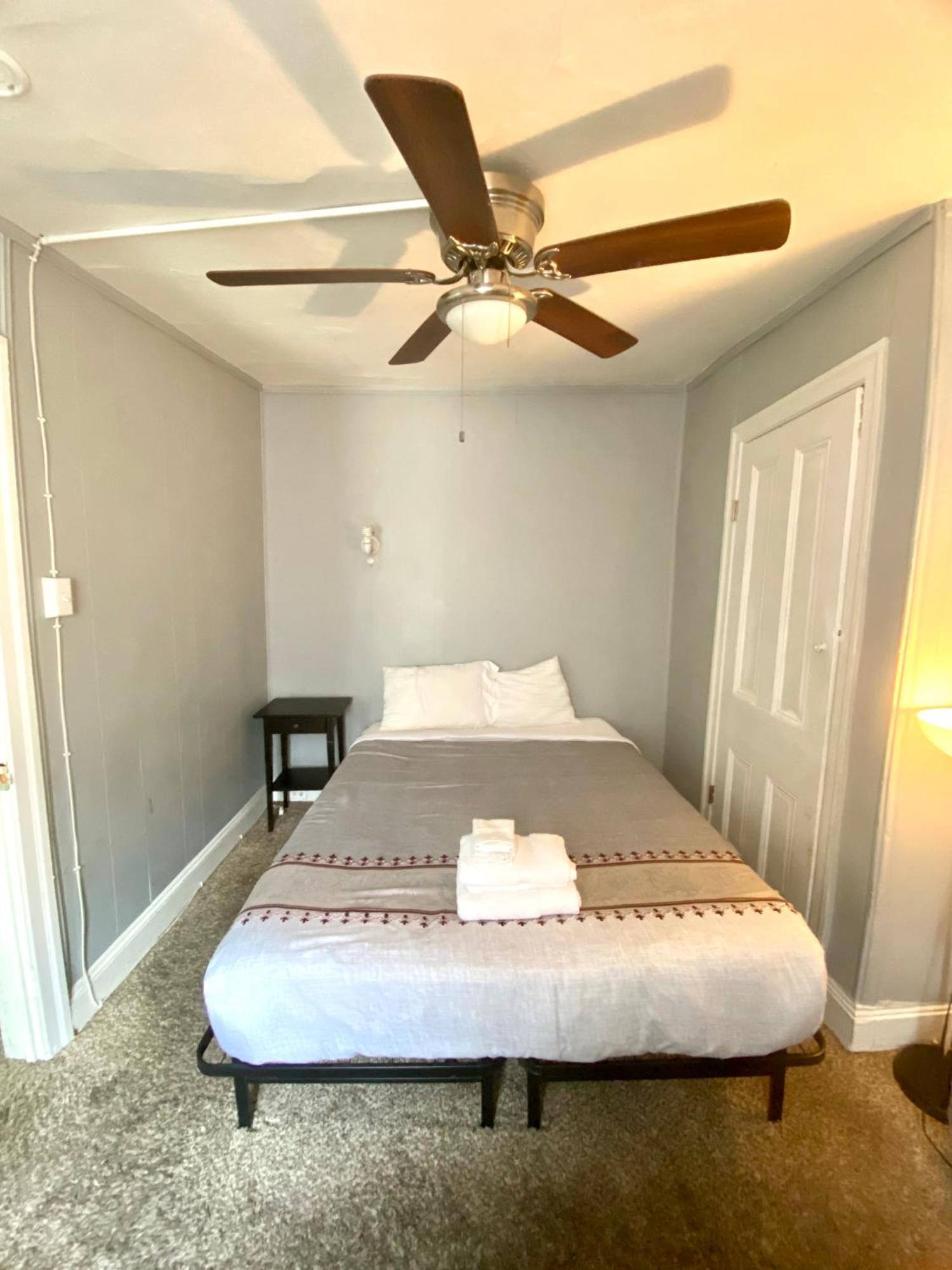 Clover 2900 - And With Private Bathroom Near Washington Ave South Philly