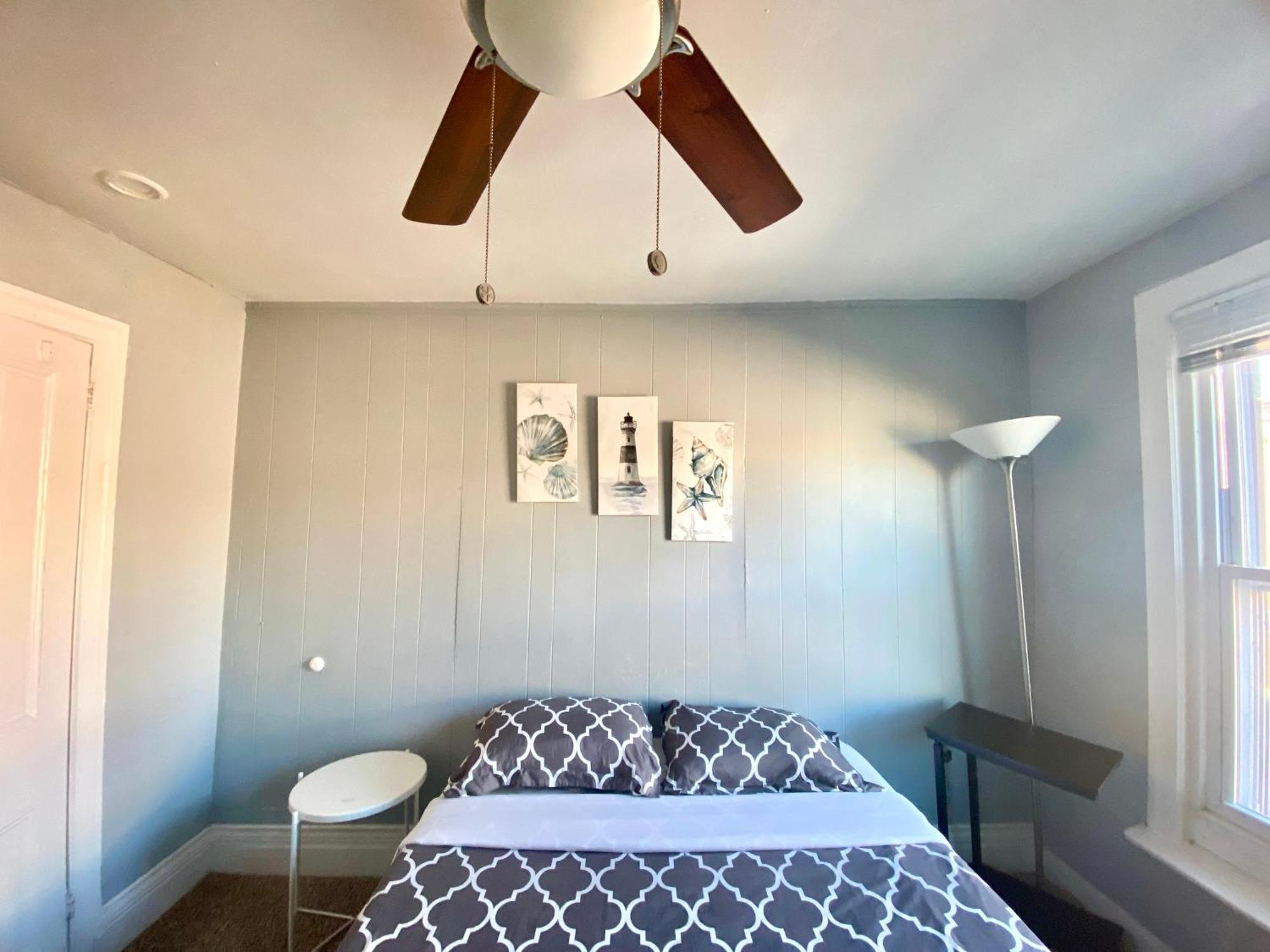 Clover 2900 - And With Private Bathroom Near Washington Ave South Philly